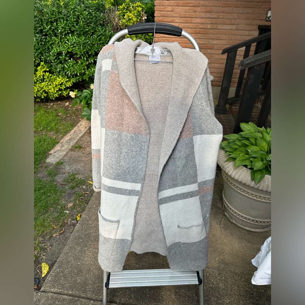 Sweater with hood and pockets